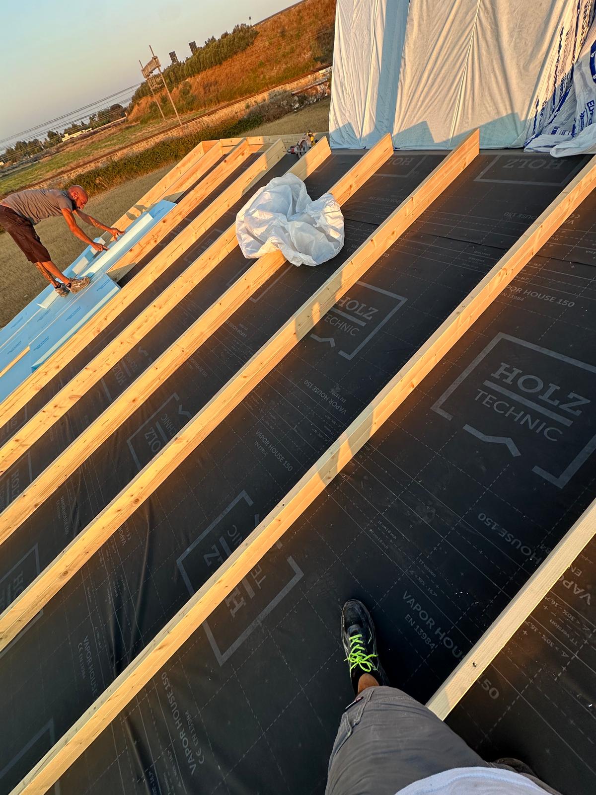 Listelli e membrana durante la realizzazione di una copertura