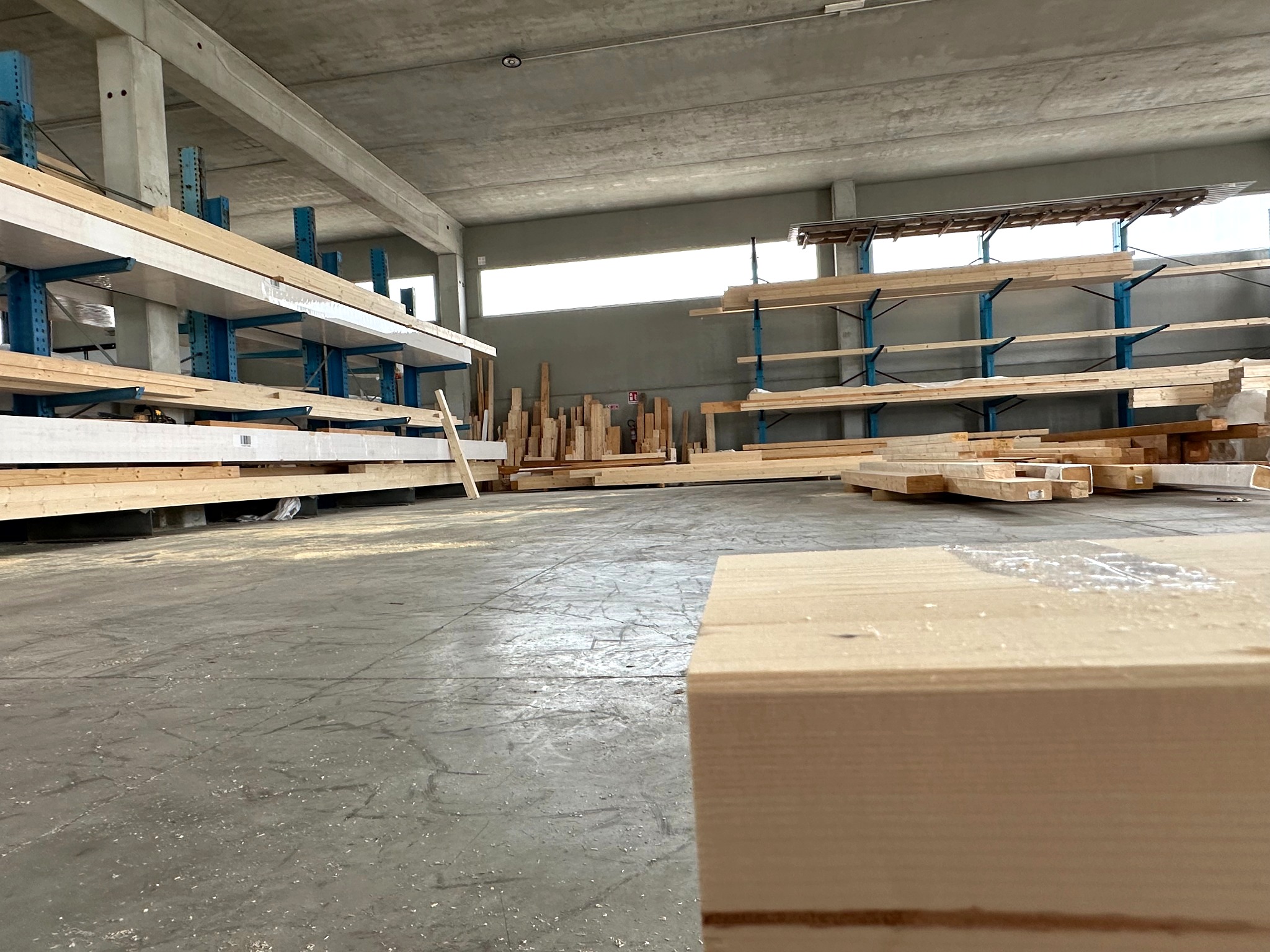 Deposito di travi e legname per coperture su misura a Lecce