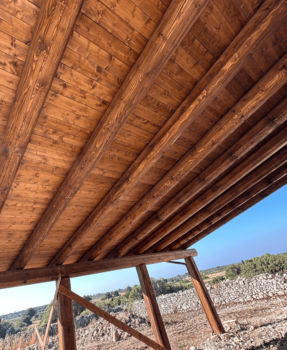Tettoia in costruzione con copertura in tegole e struttura in legno a Lecce