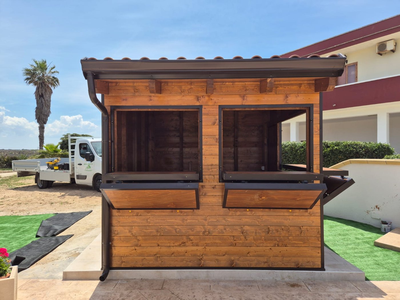 Casetta in legno naturale con sportelli frontali