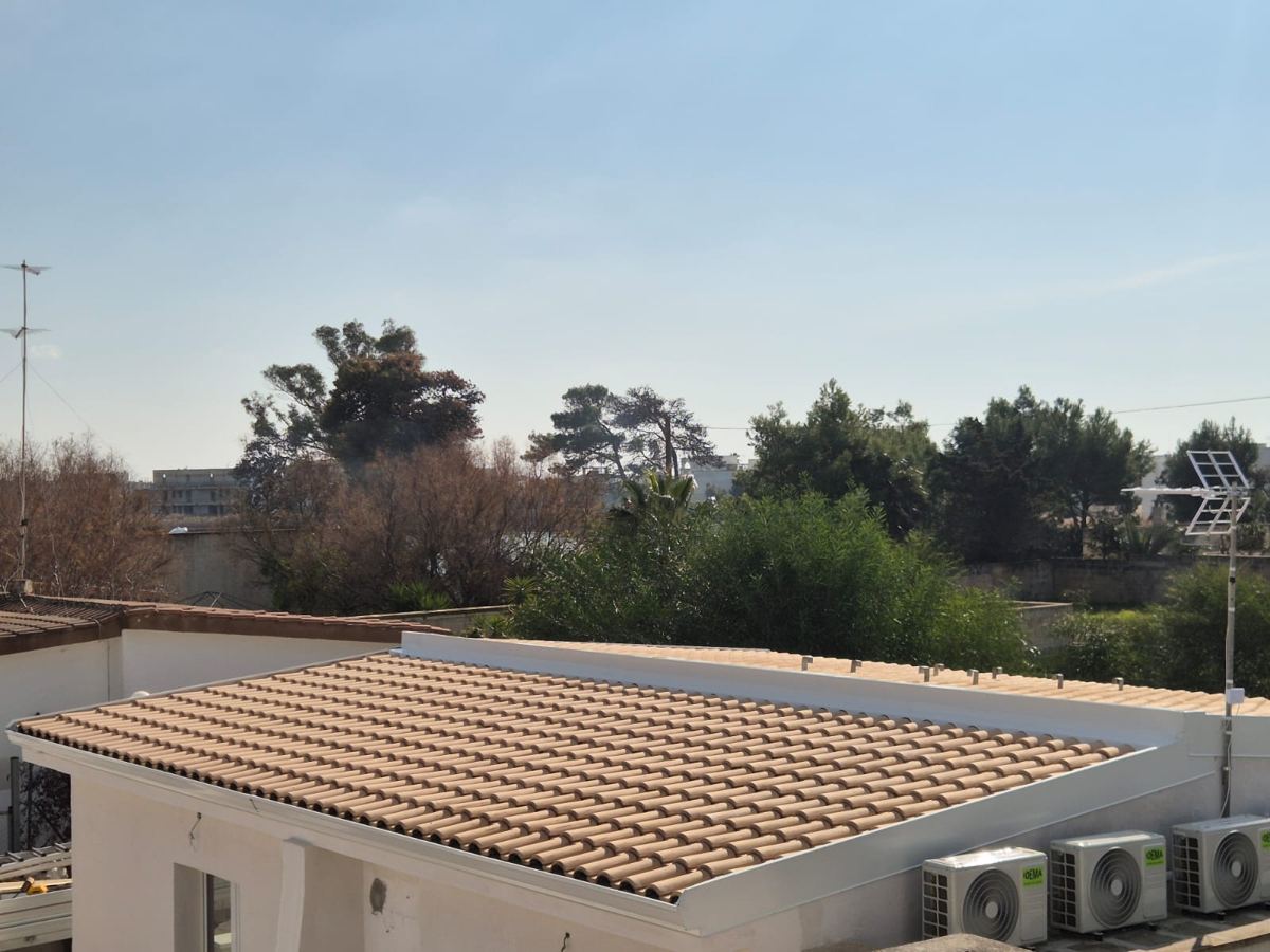 Vista esterna di una copertura in tegole realizzata da Isol Tetti