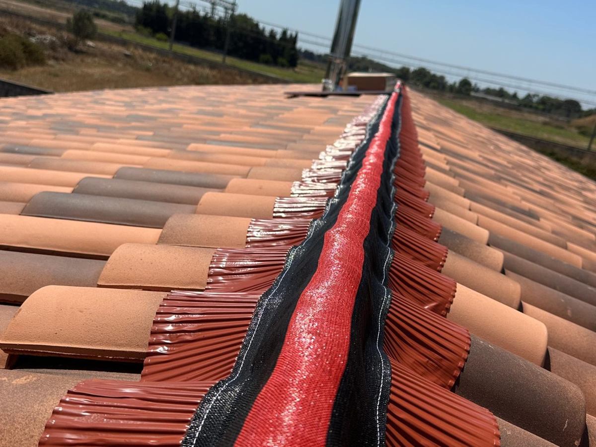 Lavorazione della linea di colmo della copertura in tegole Isoltetti