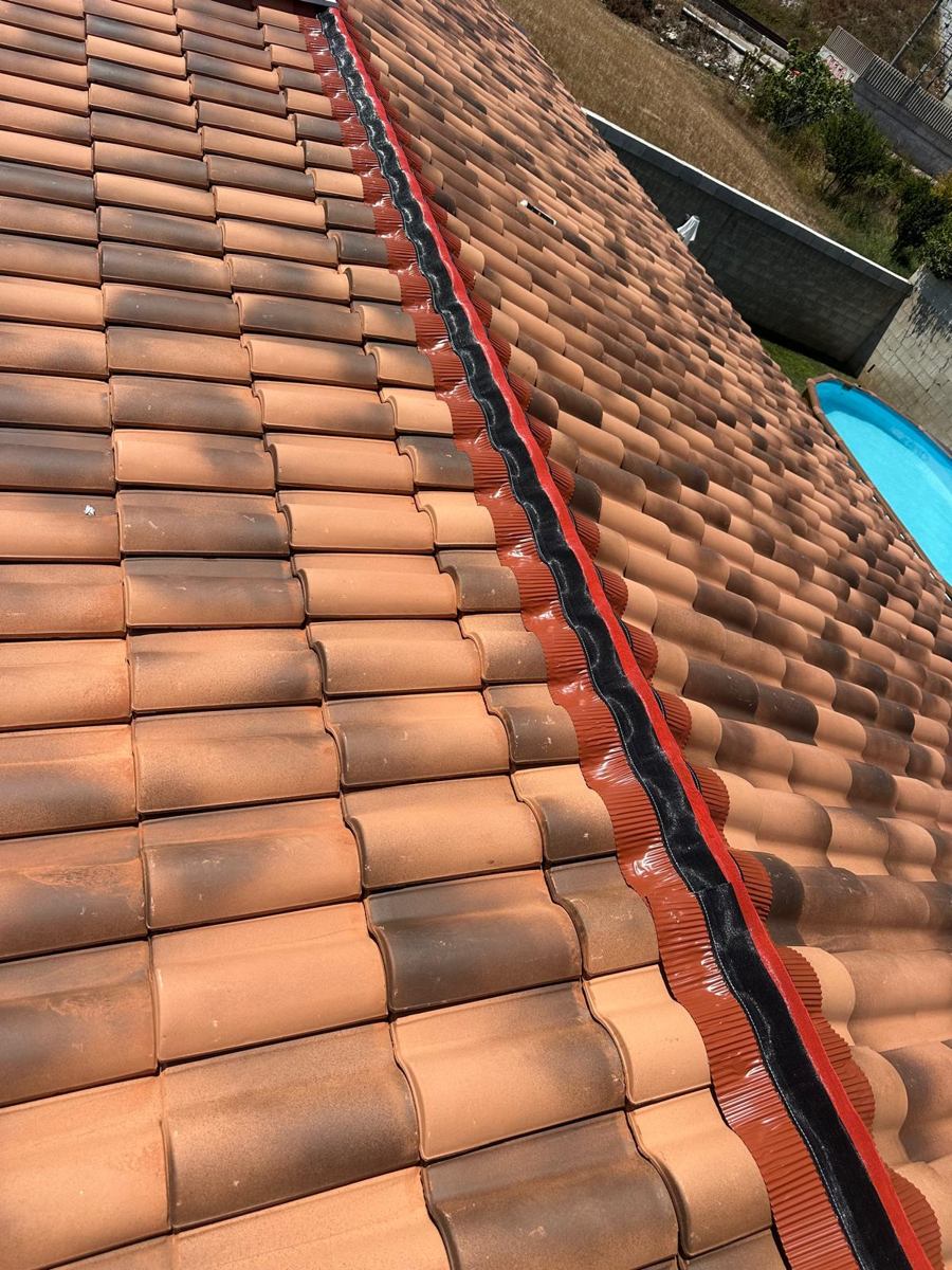Lavorazione della linea di colmo della copertura in tegole Isoltetti
