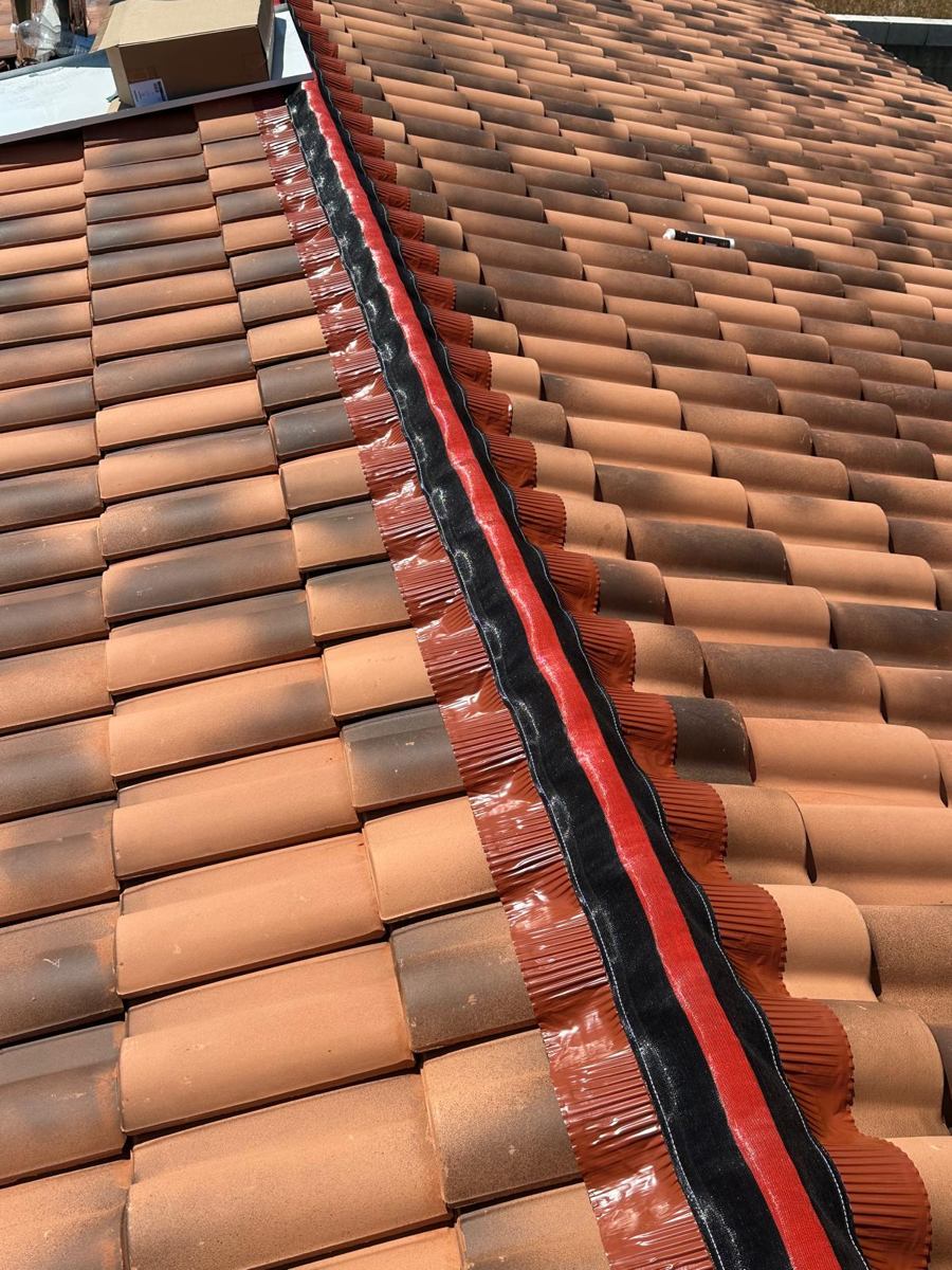 Lavorazione della linea di colmo della copertura in tegole Isoltetti