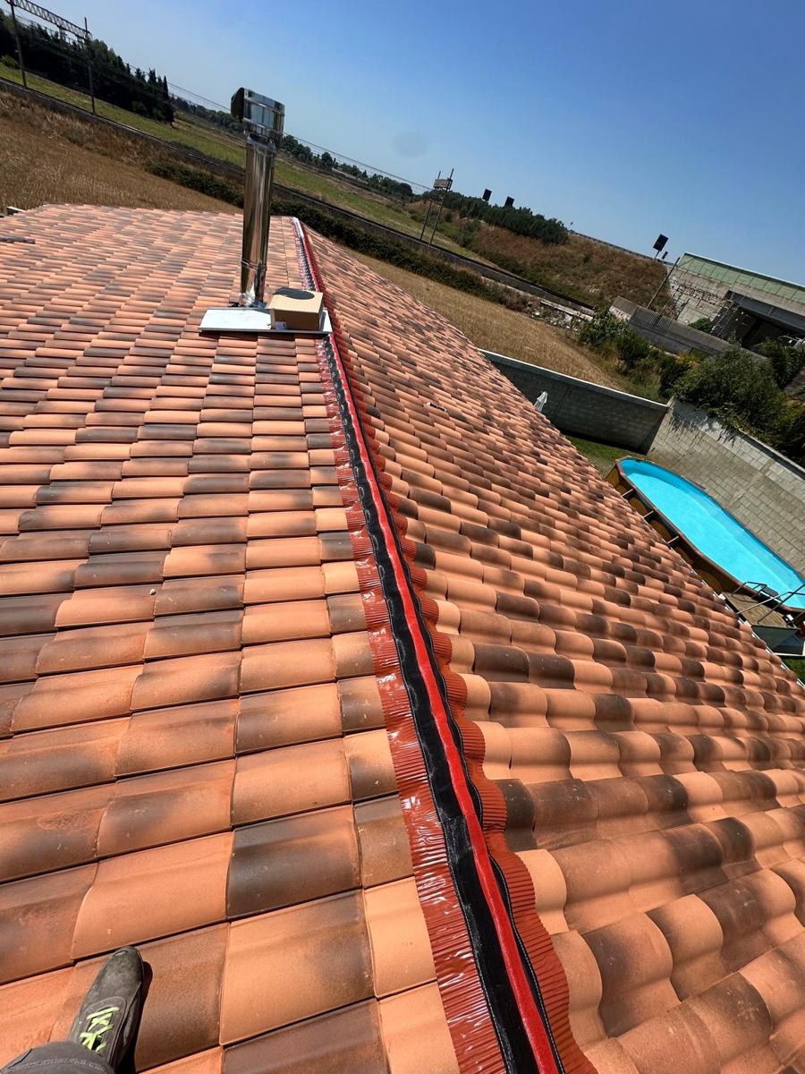 Lavorazione della linea di colmo della copertura in tegole Isoltetti
