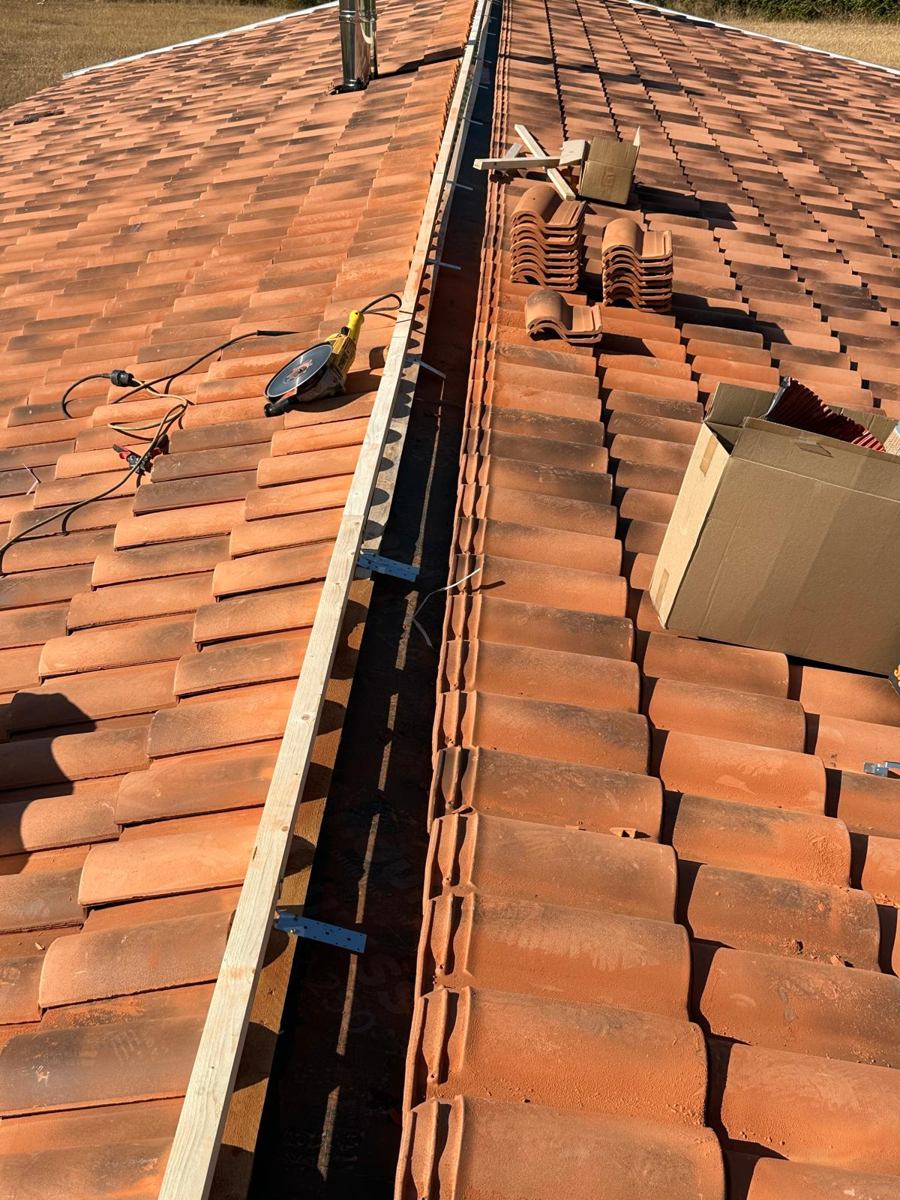 Lavorazione della linea di colmo della copertura in tegole Isoltetti