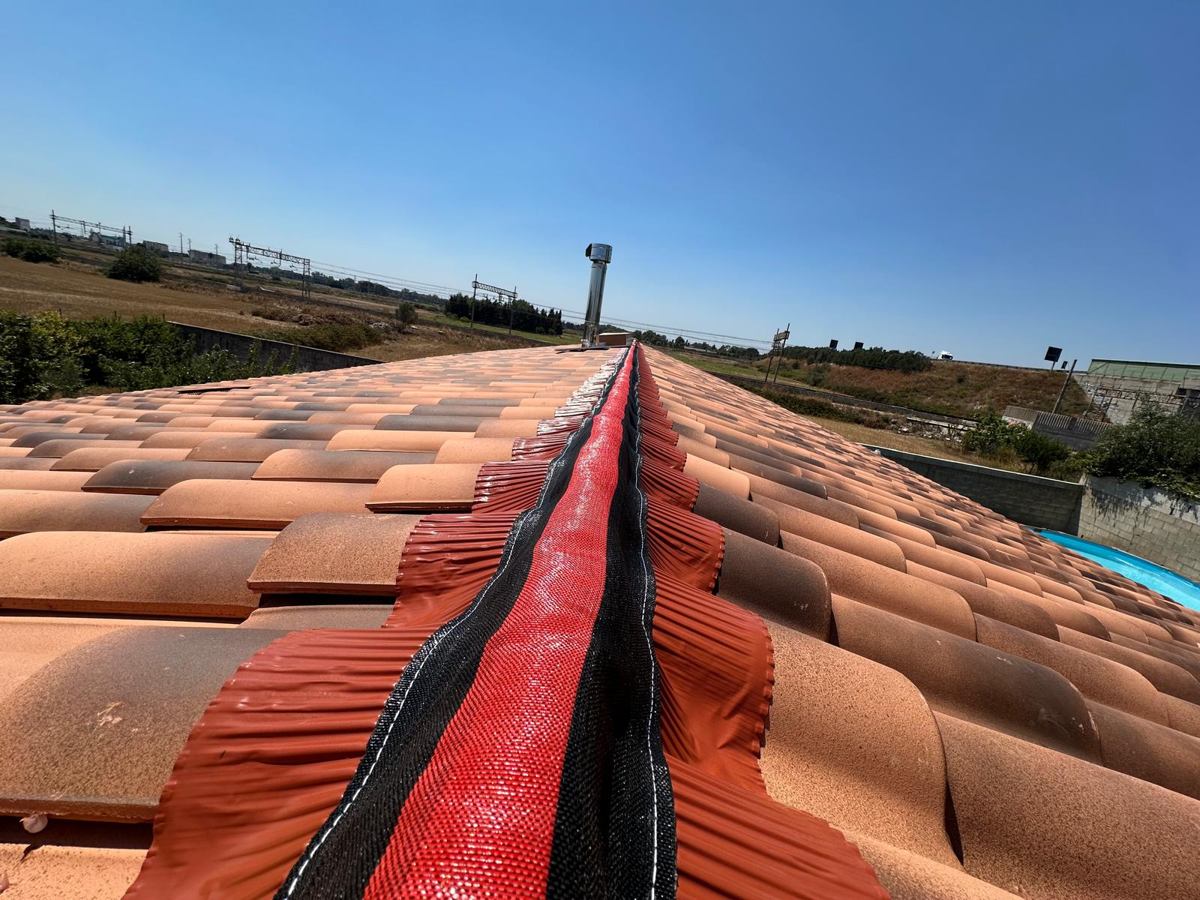 Lavorazione della linea di colmo della copertura in tegole Isoltetti