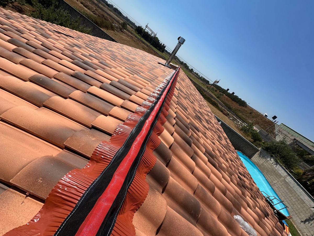 Lavorazione della linea di colmo della copertura in tegole Isoltetti