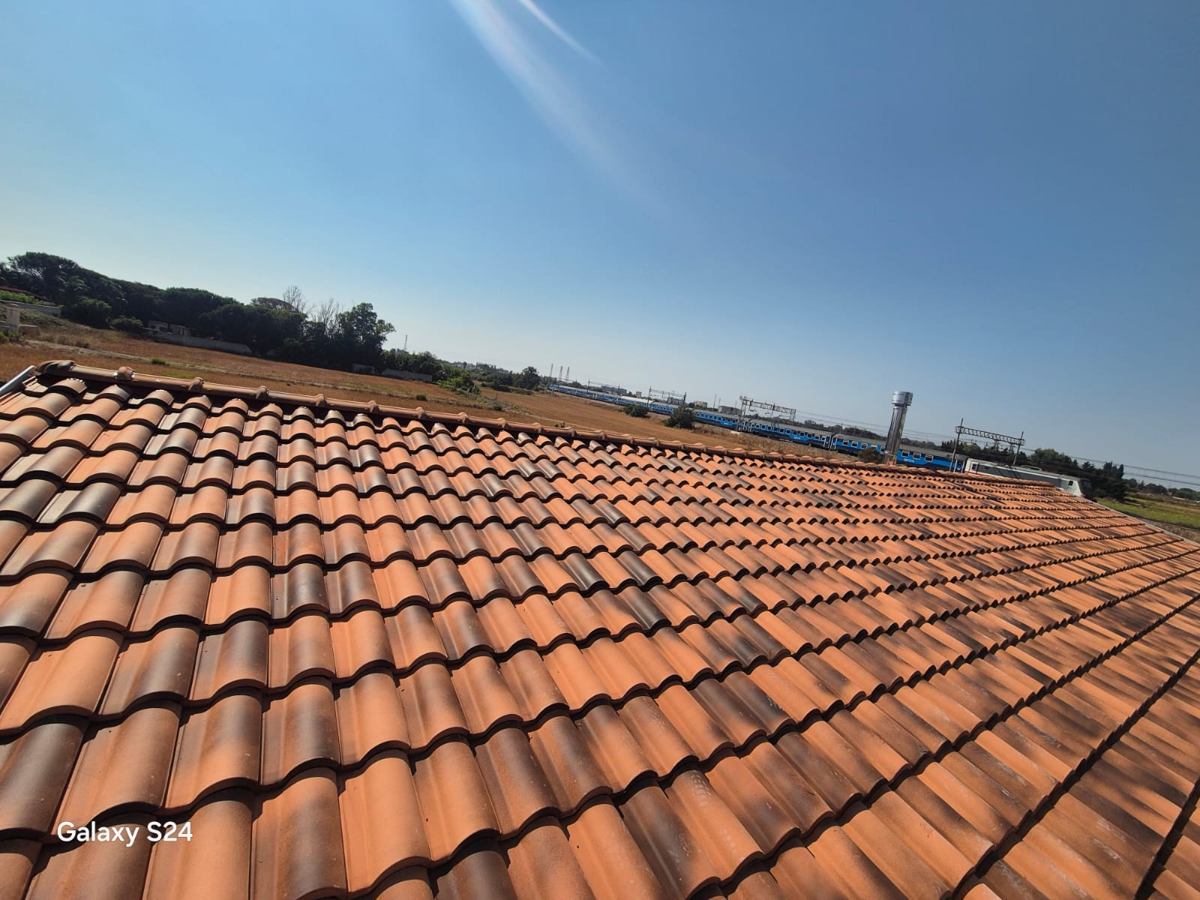 Realizzazione Isoltetti: copertura in tegole e dettagli del sistema tetto