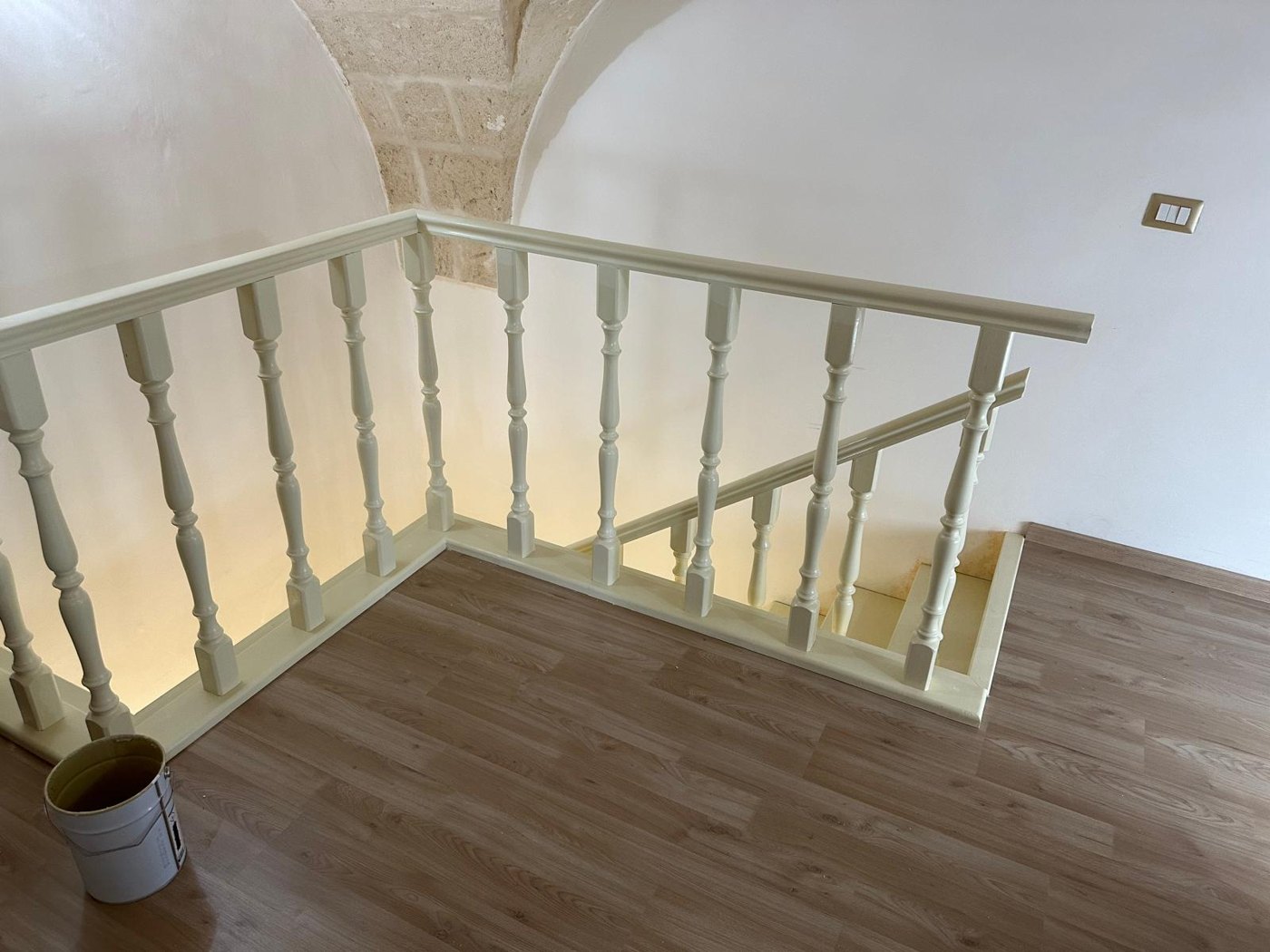 Piano in legno e balaustra di un soppalco