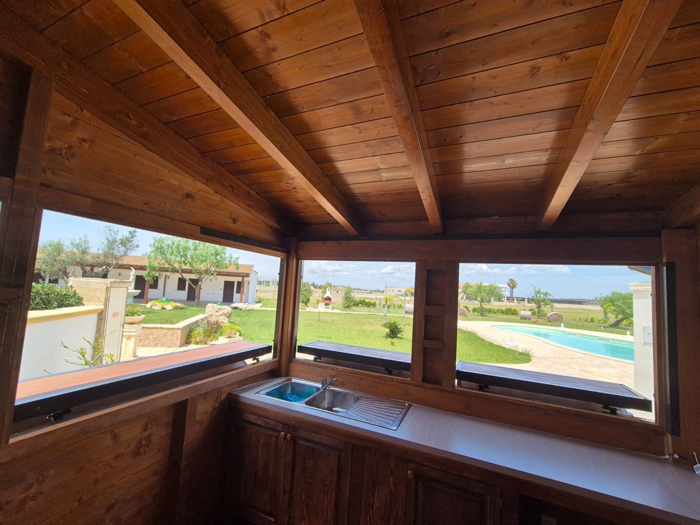 Travi e rivestimenti all’interno di una casetta in legno