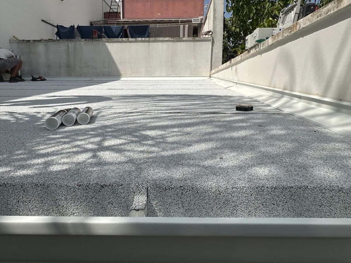 Manto impermeabilizzante e finiture perimetrali su una copertura Isoltetti