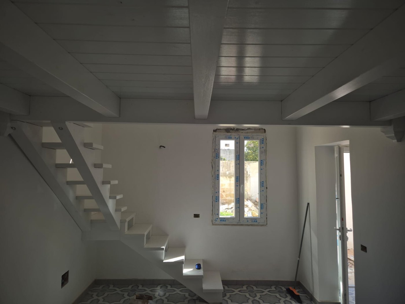 Ambiente interno con soppalco e scala