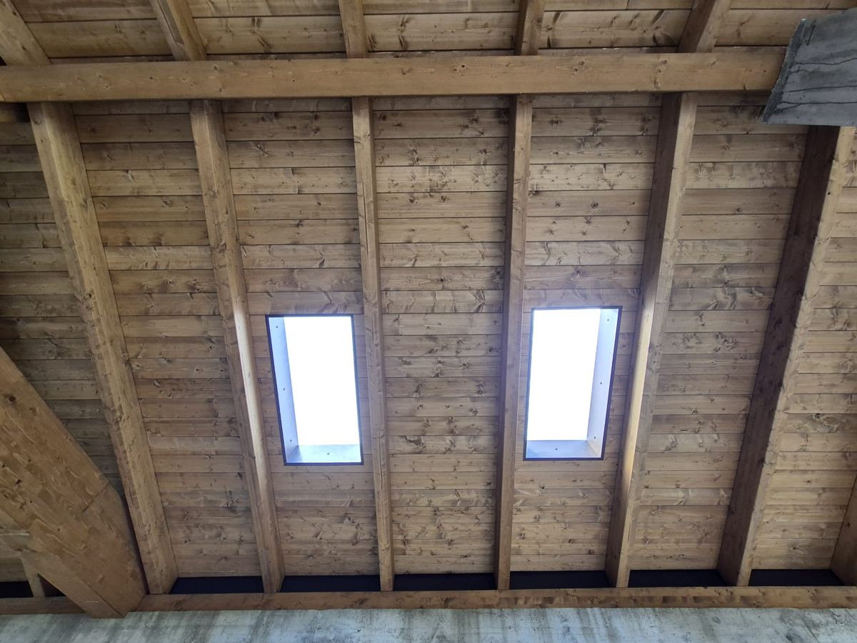 Struttura in legno con finestra integrata nella copertura